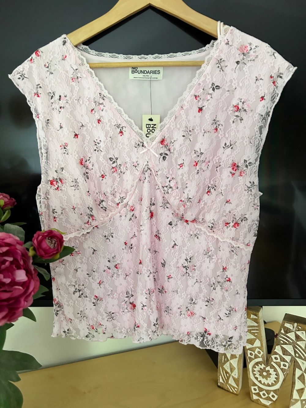 NWT Pretty stretch lace top in PINK with roses L-XL